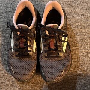 Brooks Woman’s Adrenaline GTS 22 Running Shoes Sz 7.5 Used
